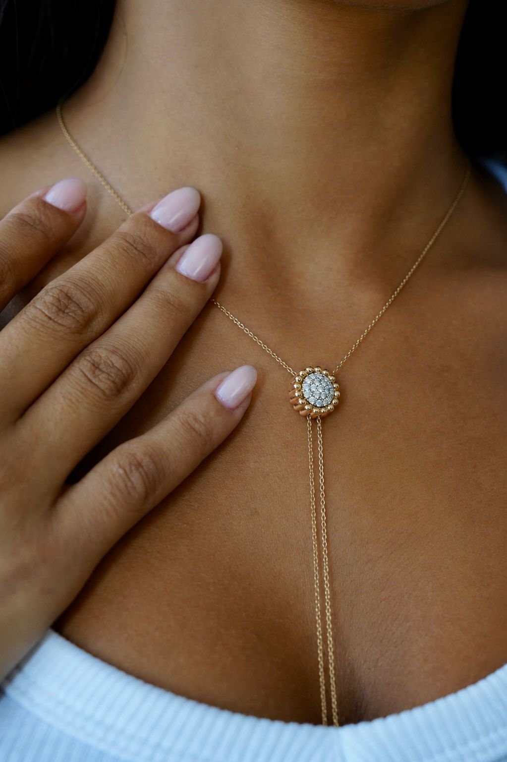 Flower Pendant Necklace in 18K gold with diamonds