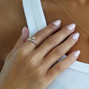 Swirly Ring in 18K gold with diamonds, worn on the hand