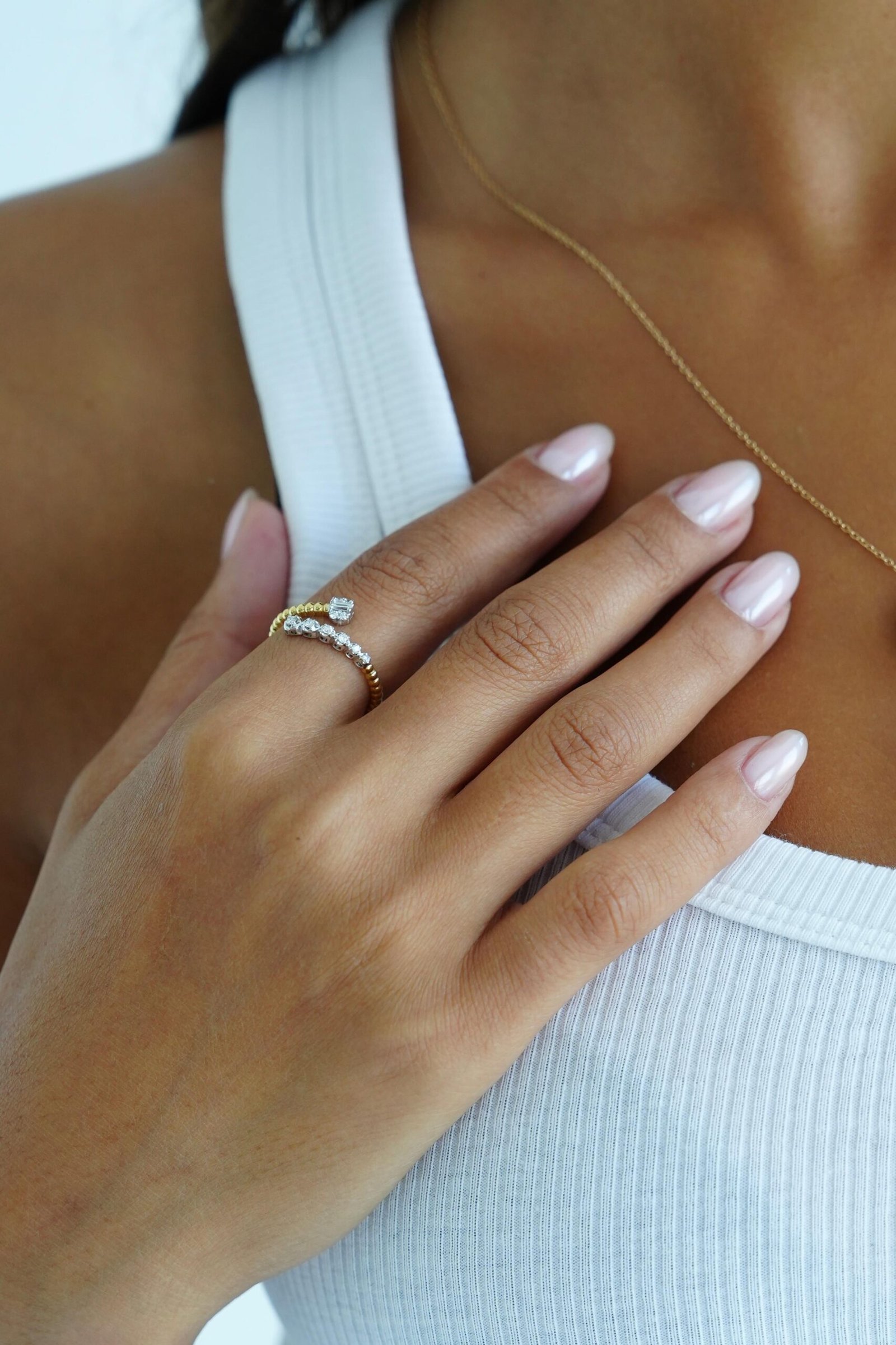 Swirly Ring in 18K gold with diamonds